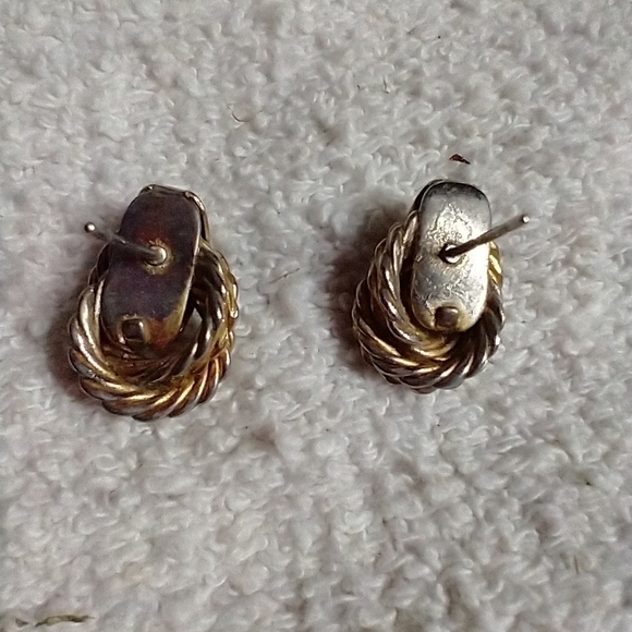 Goldtone twisted wire post earrings no backs - Picture 4 of 5